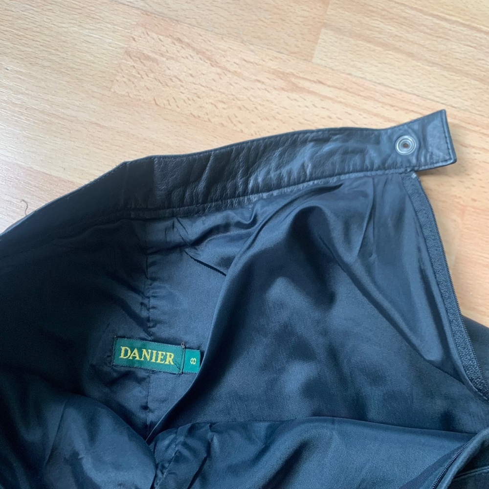 Elegant Y2K Danier high waisted Black Leather half circle maxi Skirt size 8 - Picture 2 of 6